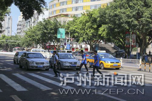 四川警察學院前的斑馬線沒有紅綠燈，但過往車輛見到有行人過斑馬線都會禮讓行人