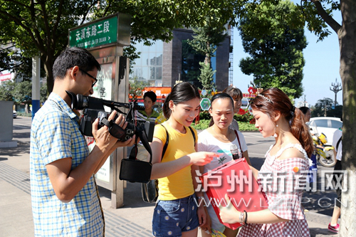 市民踴躍參與街頭答題。 王元明 攝